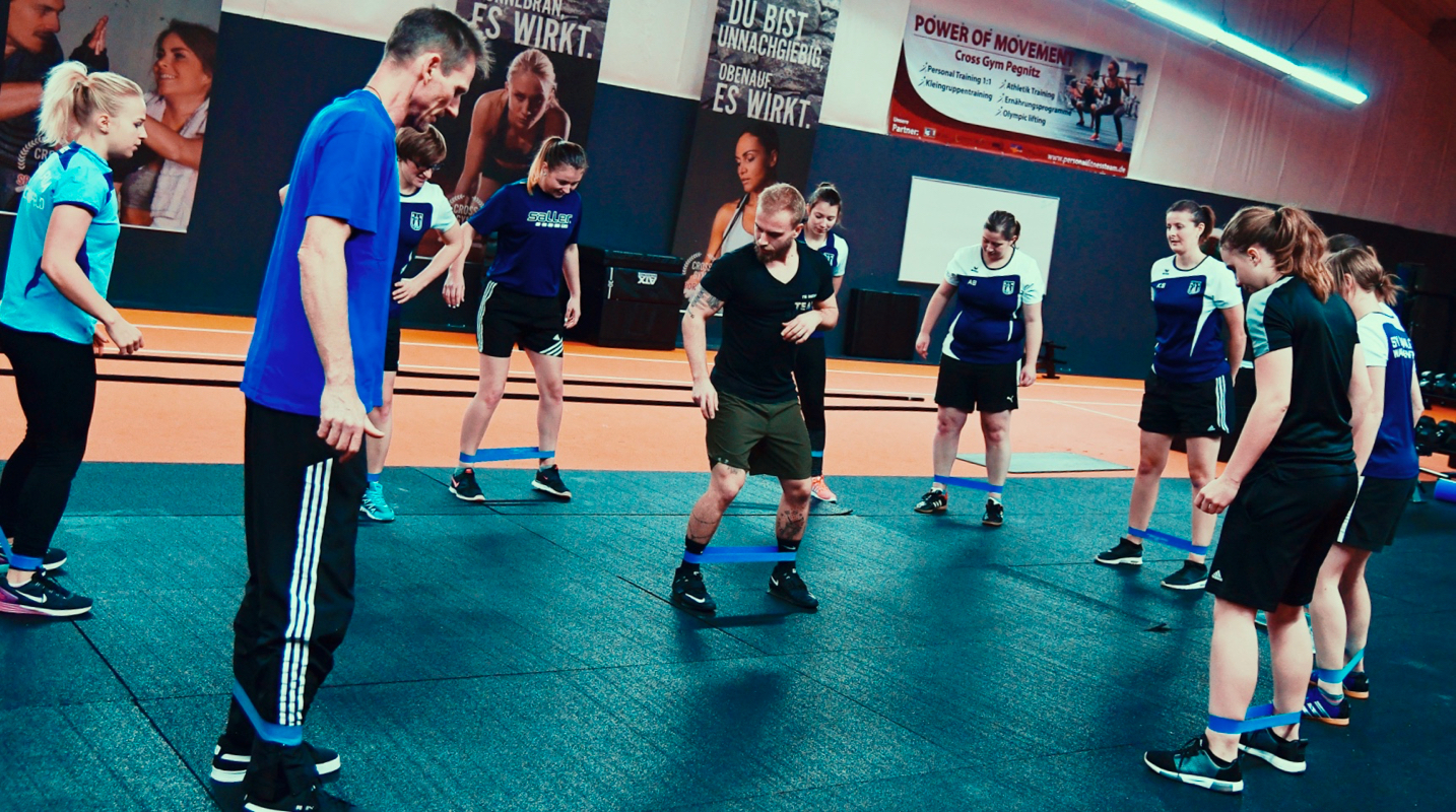 behind:the:scenes:it's:your:stage:start:play:repeat - SV Bavaria Waischenfeld die Frauenfußballmannschaft beim Cross Gym Trainin mit Bastian Lumpp in der Sportwelt Pegnitz